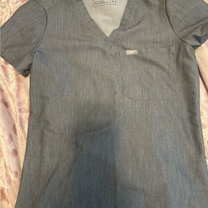 Figs Women's Short-Sleeve V-Neck Top in Heather Gray